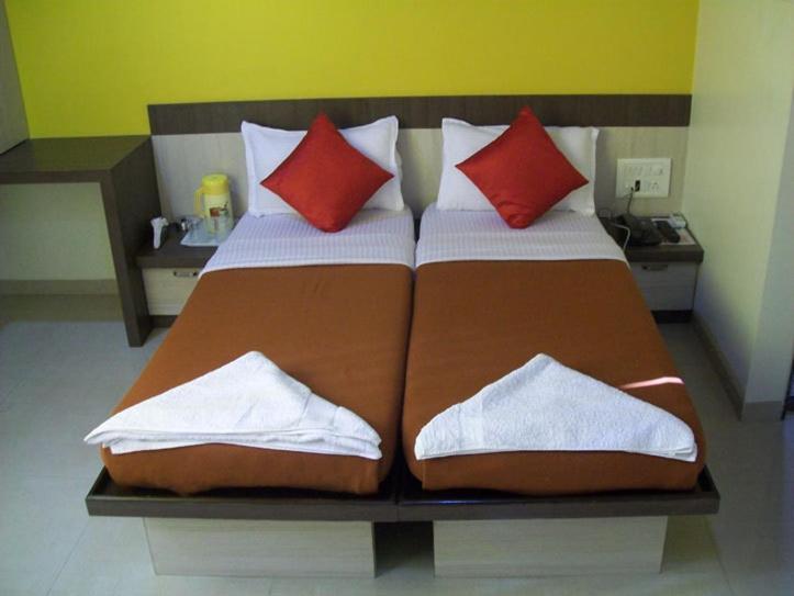 Hotel Crescent มุมไบ ภายนอก รูปภาพ